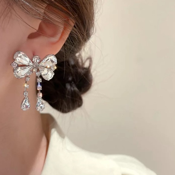 🌟 Amazing Bow Crystals Earrings - Picture 2 of 3